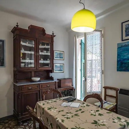 Ca D'axeu Traditional Apartment